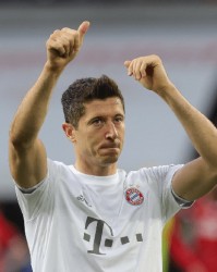  弗里克首秀开门红，拜仁新帅延续不败神话  