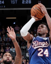  魔术连胜终结于青年军活塞  